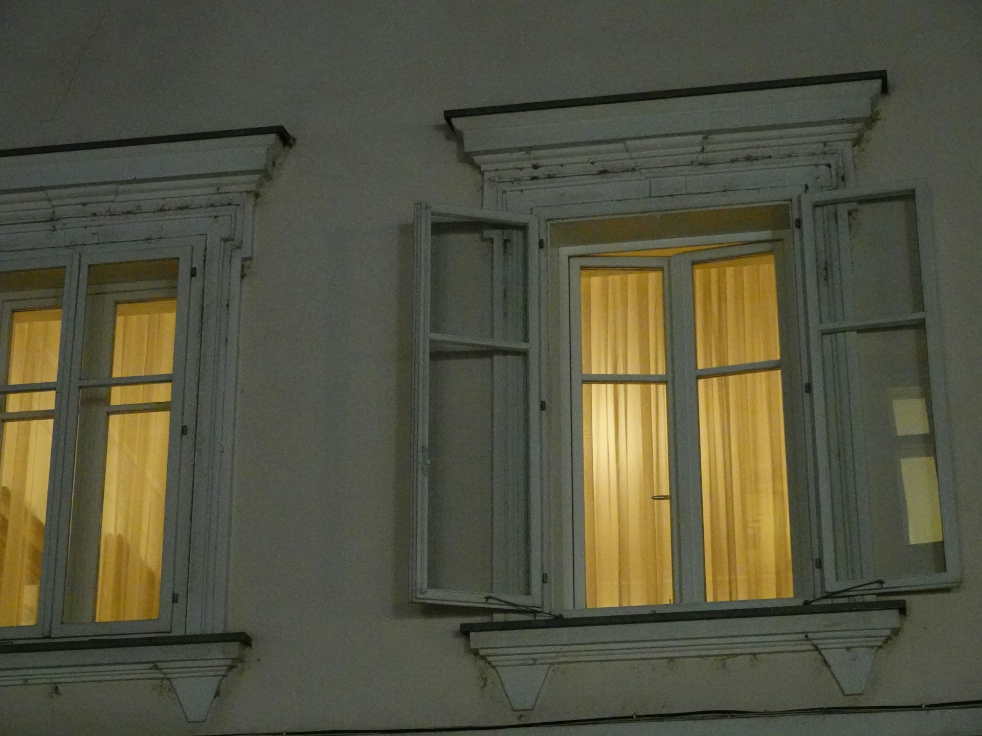 How to Pick the Right Window Coverings for Your Folsom Home